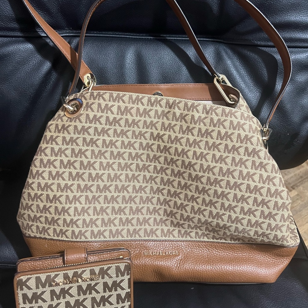 Used Michael Kors purse and wallet